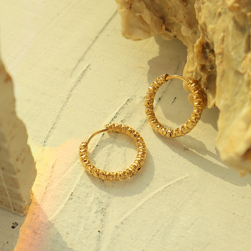 Gold Tone Stainless Steel Textured Hoop Earrings | Modern Faceted Design - 主图-2-3 