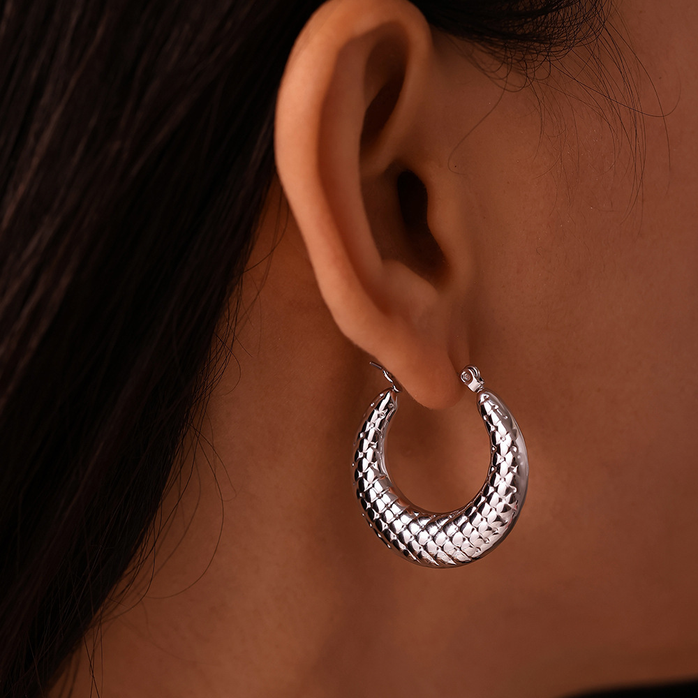 Silver Tone Chunky Textured Hoop Earrings | Modern Hammered Oval Huggies - 主图-4-4 